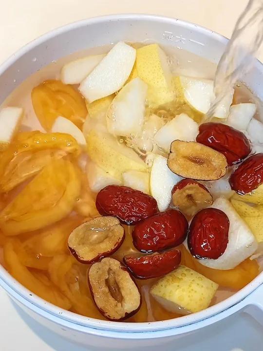 冬季热饮|孩子爱喝的枇杷雪梨汤～真的很清润