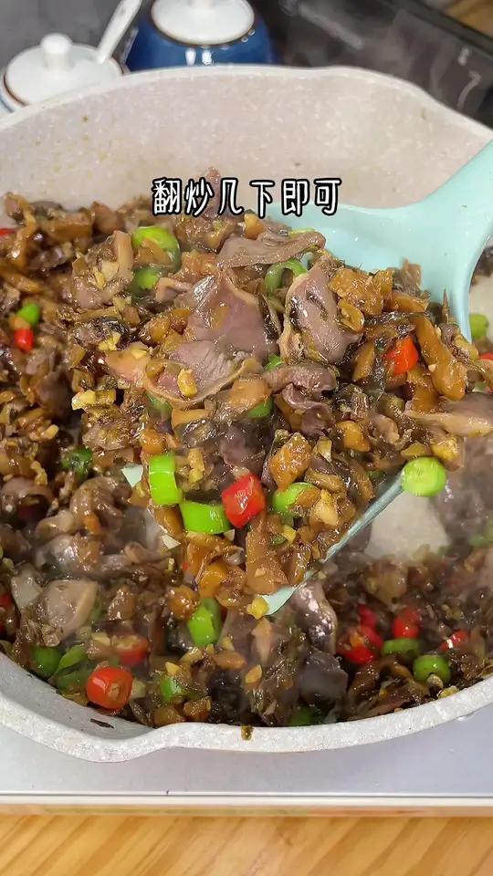 鸡胗不要老是做卤水了,和外婆菜一起炒,爽脆入味,特别的费米饭!鸡胗 外婆菜 下饭菜