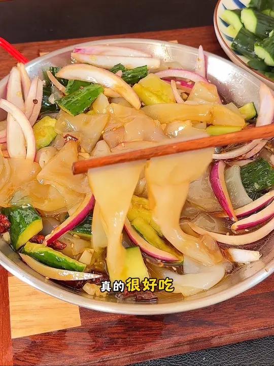 每天吃饭没有胃口,那就凉拌东北大拉皮,几分钟就好搞定,劲道爽滑非常好吃!