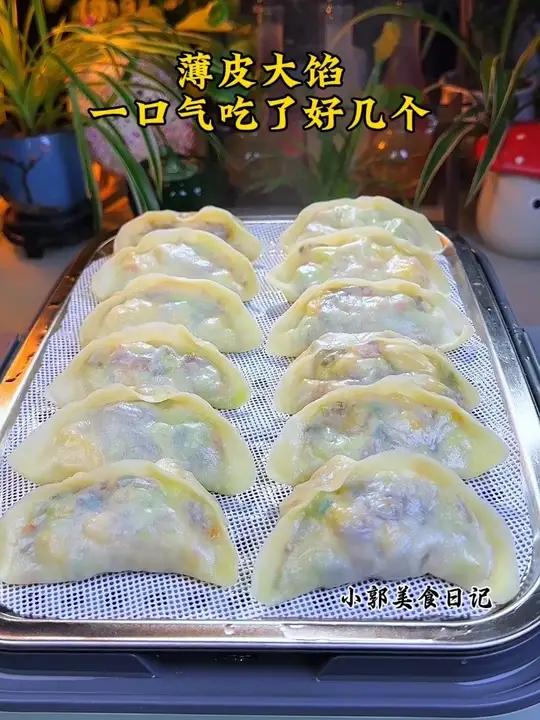 冬天的大白菜又鲜又嫩，用它做好吃的素馅儿大蒸饺，薄皮大馅儿太 好吃了