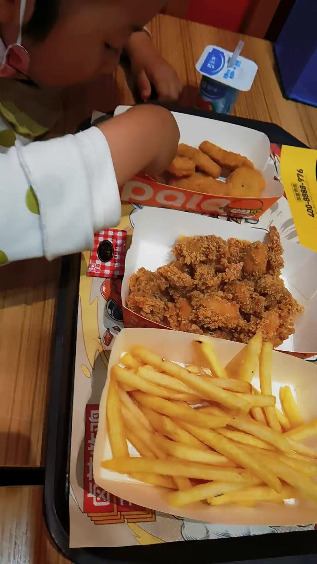 派乐汉堡下午茶爽歪歪,点了一份17.9元的E2套餐,鸡块,薯条,鸡米花,两个人吃满足了,又