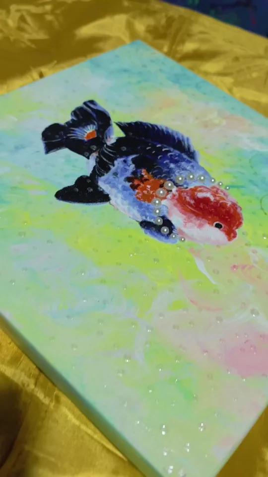 给画完的丙烯装饰画小金鱼戴上珍珠项链啦