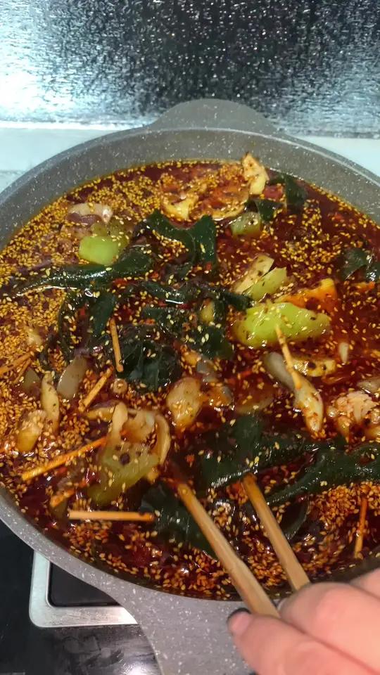 今天是自制热锅串串的一天,桃子姐家的钵钵鸡调料还可以的呢,不是很辣,味道很鲜～钵钵鸡冷串 
