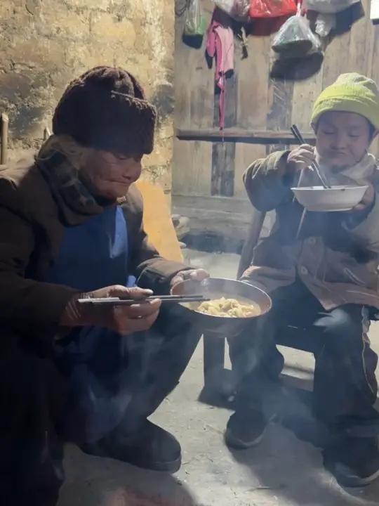 和90岁妈妈包饺子吃,味道太好吃了