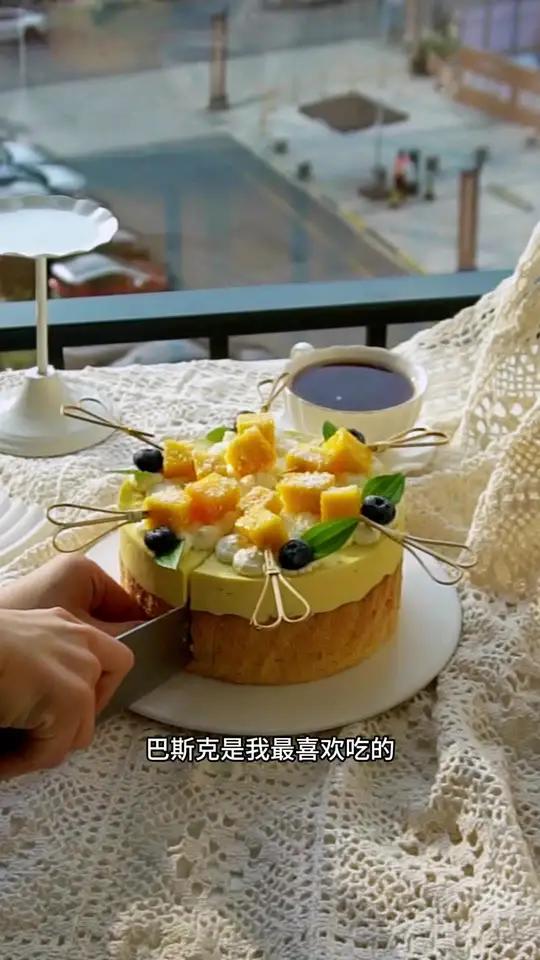 请了个摄影师 给同学们拍做好的蛋糕！