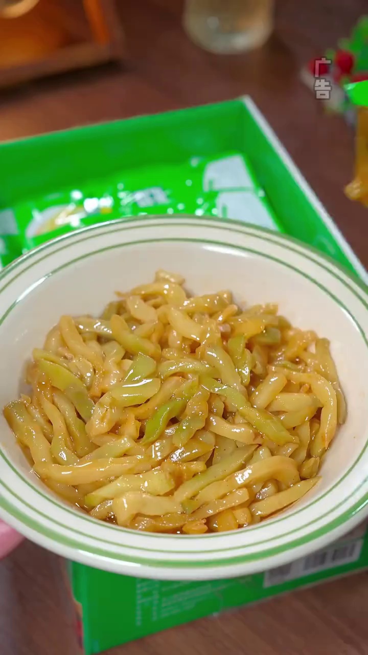 这个麻油榨菜确实是好吃,不知道回购多少次了,去皮去筋,脆嫩爽口又下饭 大人小孩都爱吃 好吃