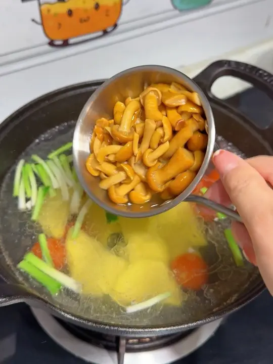 贵州酸汤火锅好吃又简单的做法，就是开水里放一勺猪油，烫各种蔬菜