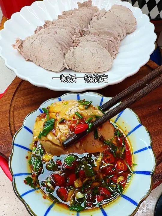原汁原味的,白切牛肉萝卜汤,真的很好吃,汤鲜味美,做法又简单,一锅出两个菜,一家人都够