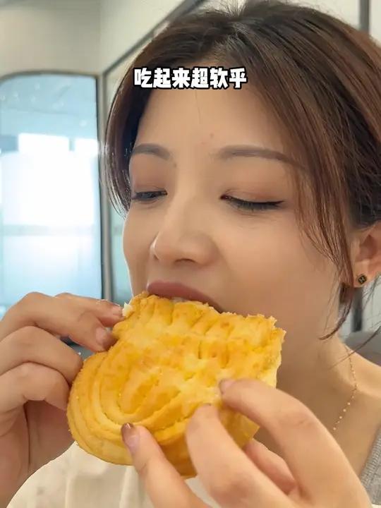 生活费500的同事请我吃的这个椰蓉面包,椰香浓郁口感湿软,别提多好吃了零食推荐早餐吃什么面