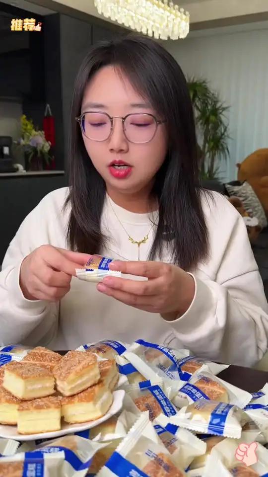 椰蓉嫩蛋糕足足50个才这价!外面裹了一层椰蓉,浓郁的蛋香混合着椰蓉香太好吃了!