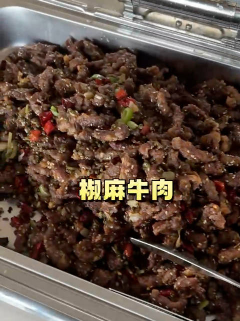 消防队的晚餐爱了 消防队开饭啦!瞧瞧晚饭吃什么?凉拌藕片、蚕蛹、凉拌豆皮、临沂炒鸡方便面、