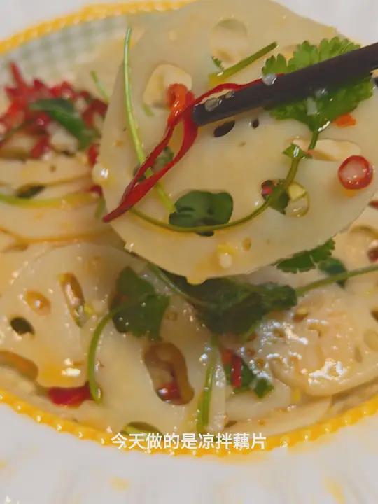 年夜饭餐桌上凉拌藕片的保姆级教程 年夜饭餐桌上的必备凉菜凉拌藕片小酸小甜爽口解腻,简单好做