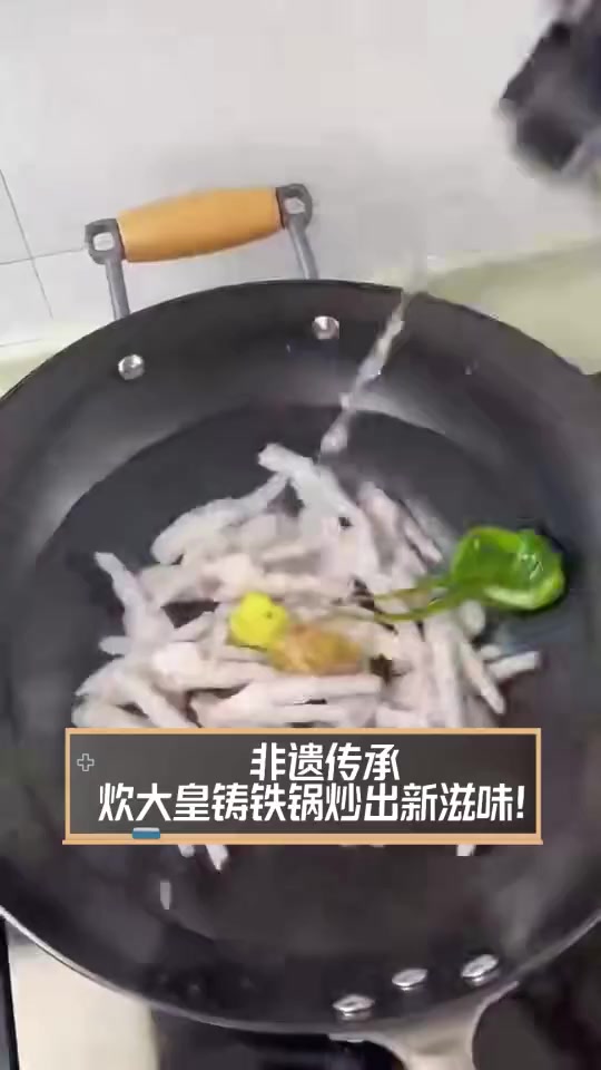 非遗传承,炊大皇铸铁锅炒出新滋味!