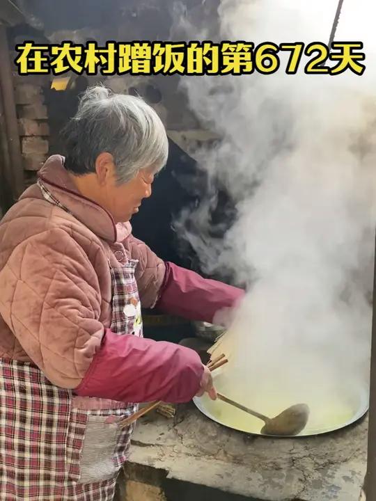 河南小姑娘农村蹭饭 奶奶烧地锅煮糊糁面 小孙子懂事的让人泪目