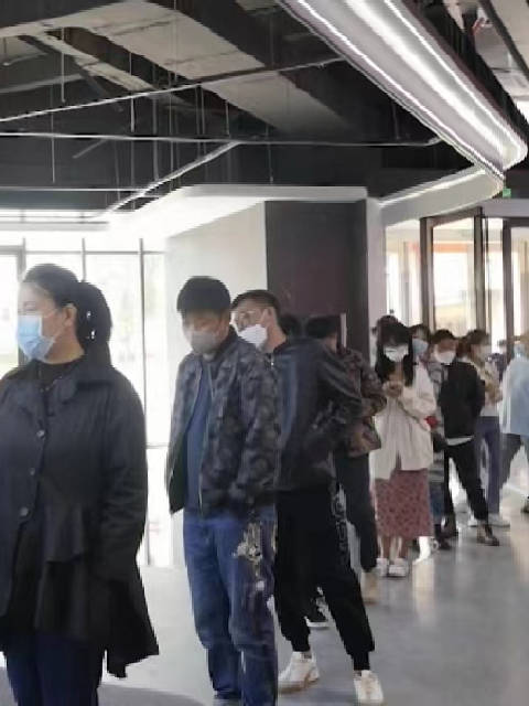 「iPhone14银色在沈阳被称为东北银:不愧是东北“银”「笑哭」」据媒体报道,受产能影响