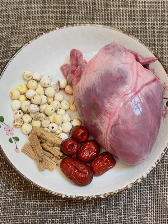 睡眠不好的姐妹快试试这个党参莲子猪心汤