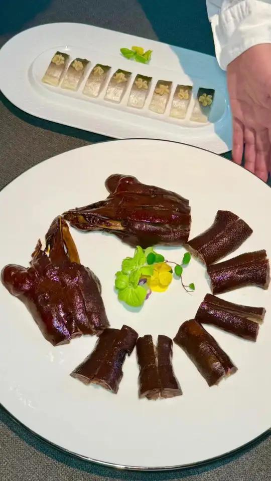 参观了《繁花》剧中的和平饭店,吃了宝总同款“仙鹤神针”,逛了南京路步行街,看了黄浦江、东方