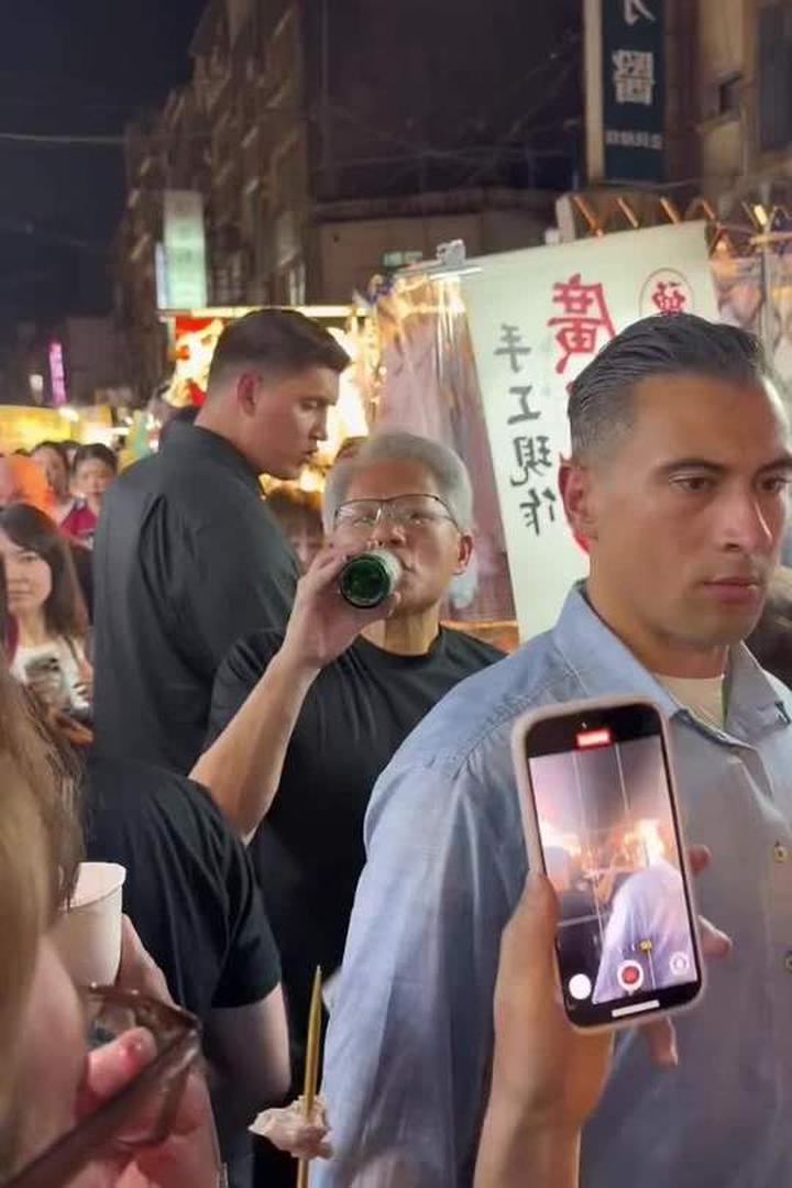 下乡夜晚吃夜宵喝啤酒，乡村夜生活真惬意