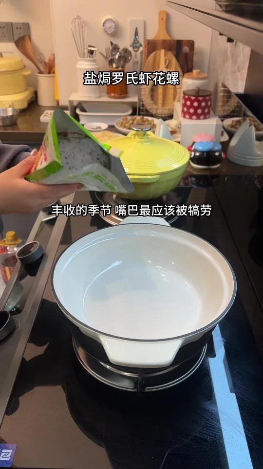 在家吃盐焗罗氏虾栗子鸡爪煲太享受啦