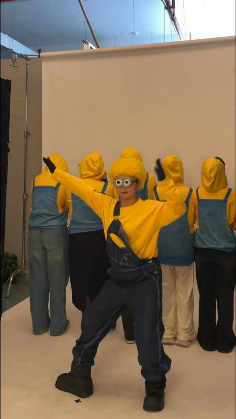 何洁cos的小黄人也太可爱了吧,活泼得完全就是天选小黄人