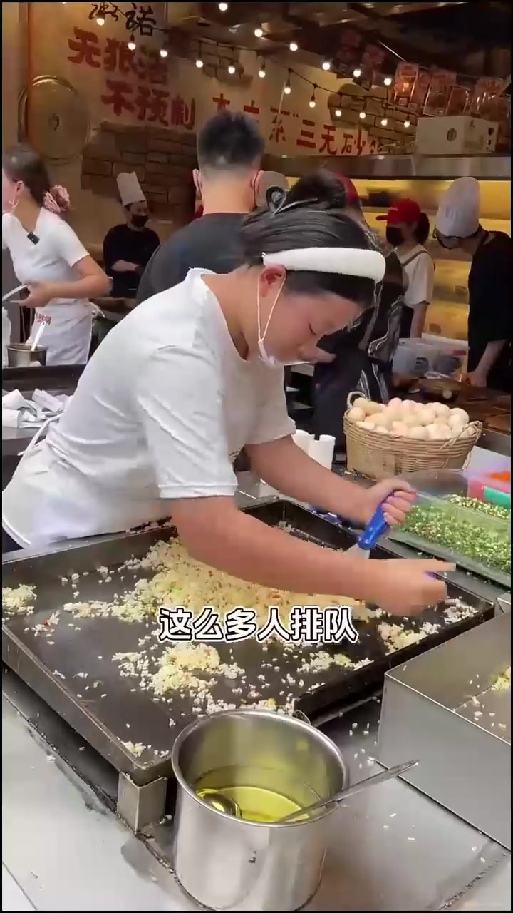 绵阳：生意好到一到饭点就排队的一家社区砂锅店，太浮夸了