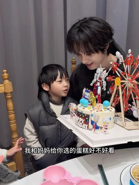 老婆给我买了我最喜欢的奥特曼蛋糕，哥哥弟弟可高兴了，只想吃我的蛋糕分我的奥特曼