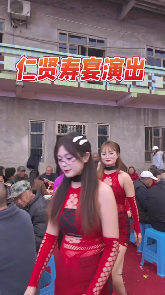 60岁生日、寿宴乐队演出中