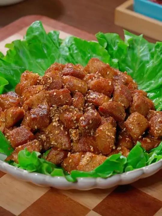 把猪肉上锅蒸一蒸，出锅就是最近网上很过的猪肉新吃法，饭店一份就卖158，外焦里嫩，大人小孩