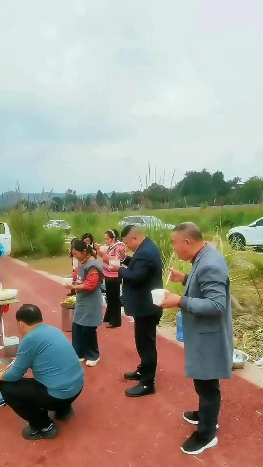 自己生火做的饭菜格外香!从手忙脚乱到默契配合,孩子们切菜洗锅像模像样,爸妈们秒变炊事班班长