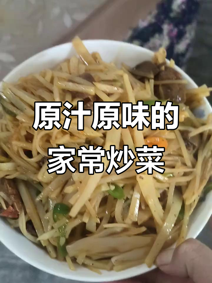炒菜大作战,米饭配腊肠、青椒和猪血片,原汁原味的美味出炉