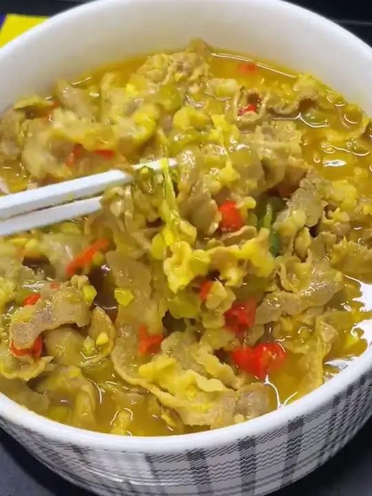每次做这个酸汤肥牛 全家都抢着吃，娃娃菜和金针菇吸满了汤汁，肥牛嫩滑酸爽过瘾，简单又好吃！