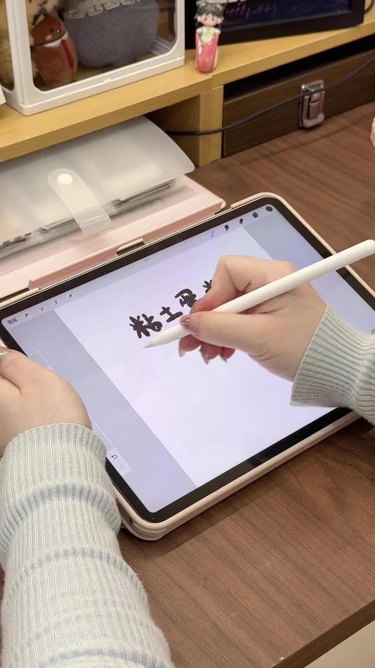 给好朋友做了一个可以点燃的粘土蛋糕