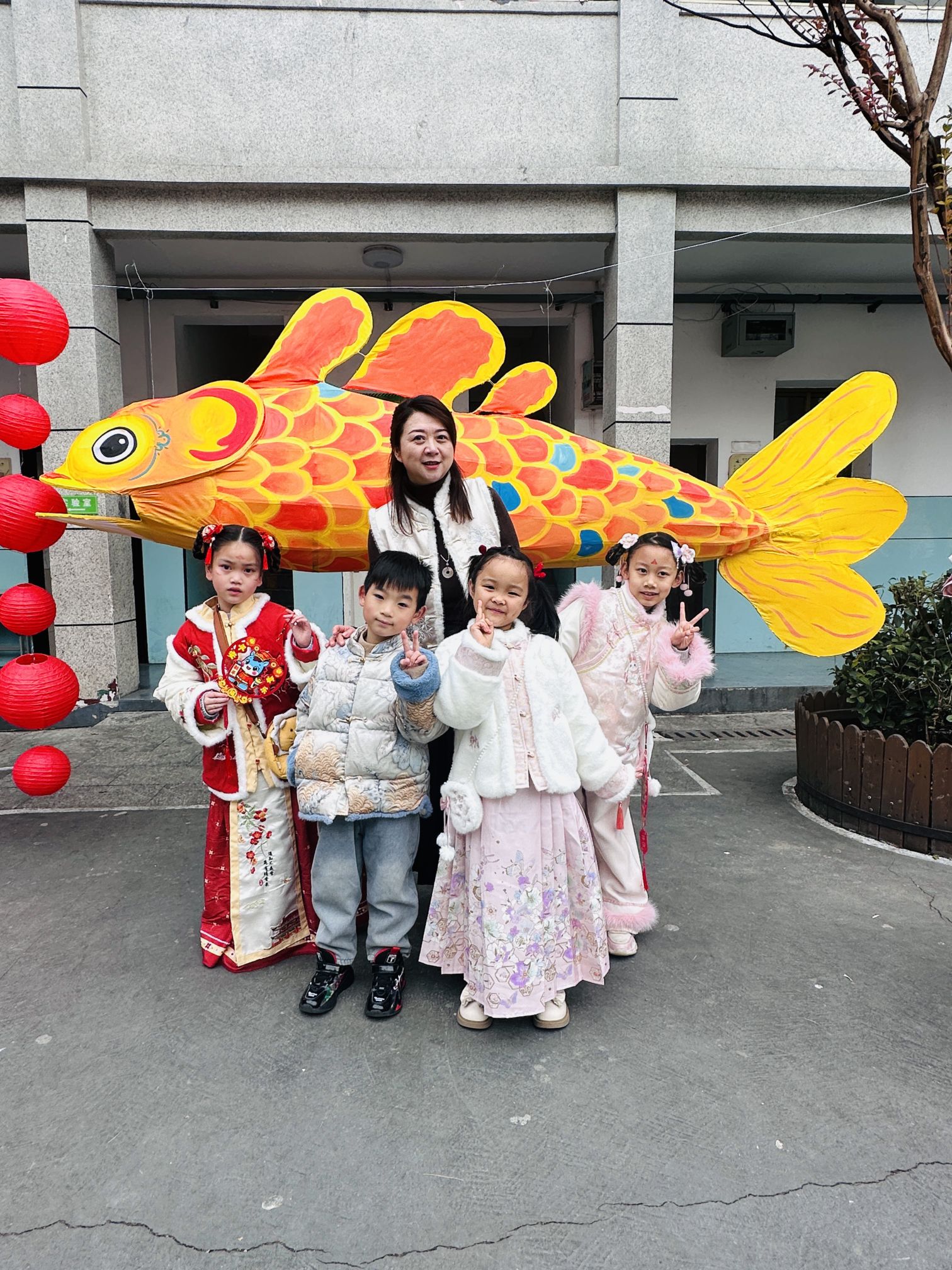 3米鱼灯笼现校园,非遗添彩迎新年