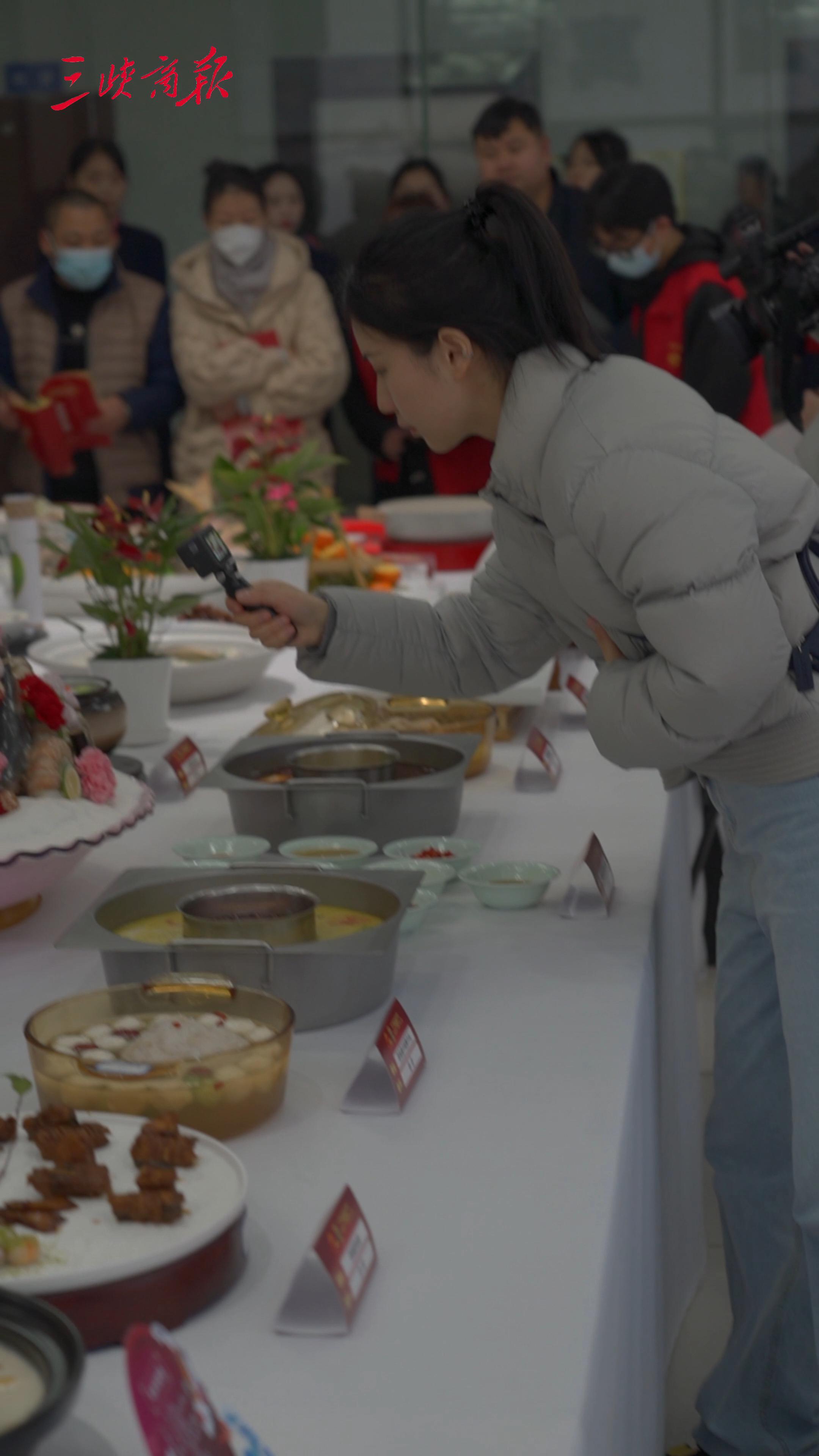 2023年2月23日,首届三峡肥鱼大赛在宜昌举行,集结了50名高水平中式烹饪选手,带来了近