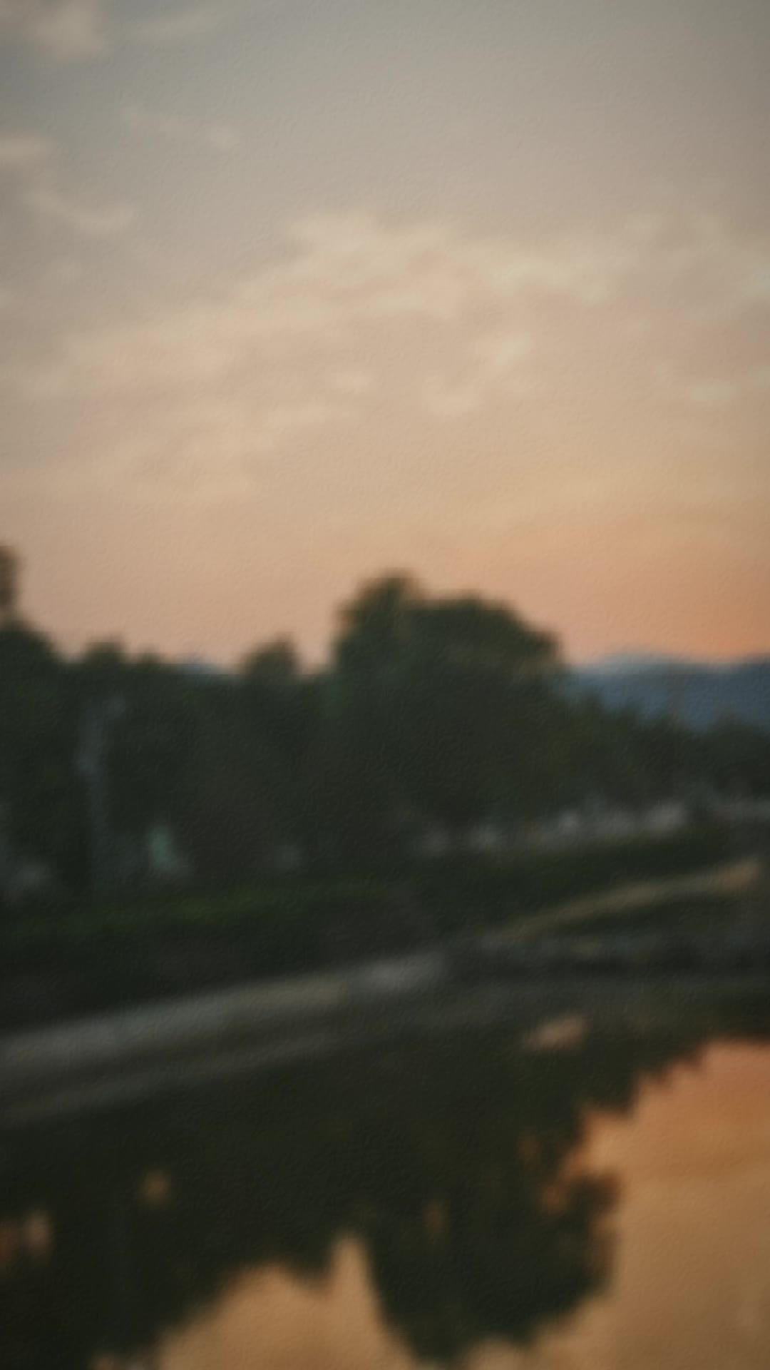 这是昨晚的落日余晖。我一直在这里,看到的风景却不相同。有人说,日子就是日复一日。可是每天的