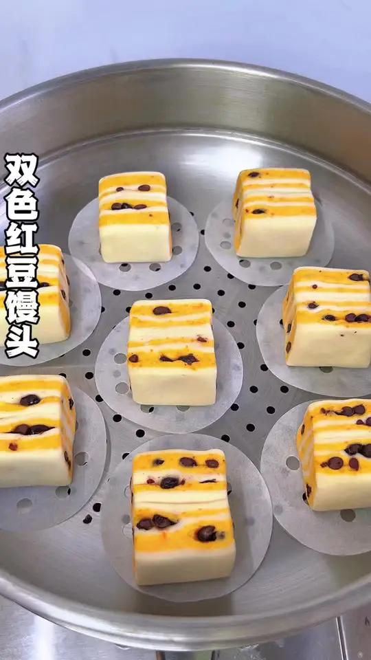 做法简单一看就会的双色红豆馒头,松软香甜,满满的维生素,孩子不爱吃胡萝卜下次可以试试这样做