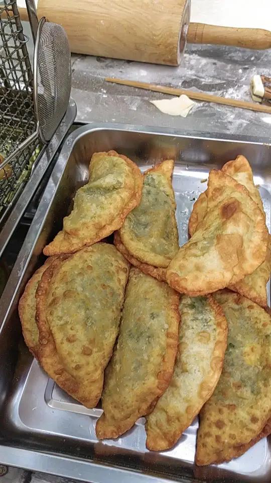 向来对韭菜鸡蛋粉条馅没有抵杭力，吃过三四家的炸菜角，大多都是面很硬放的馅还少，面硬的炸菜角