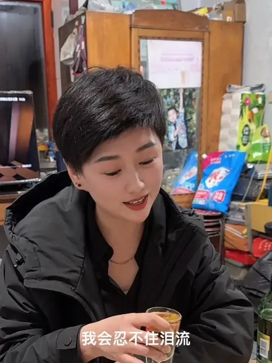 心里装着许多的愁，却又不知道对谁开口，如果真的有人来问候我会忍不住泪流，岁月给我留下了什么