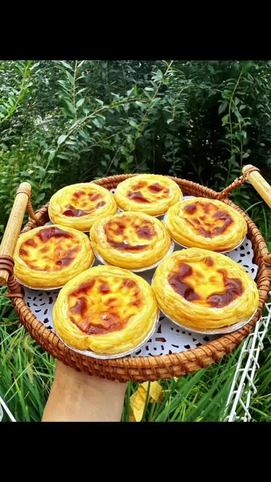 外酥里嫩的蛋挞，咬一口，奶香在舌尖炸开～秋日午后，和这盘美味蛋挞更配哦～