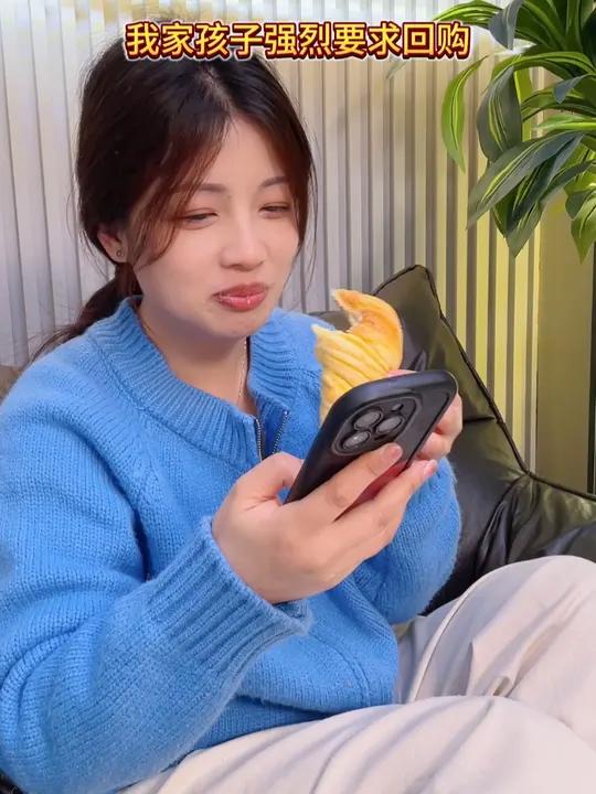 小时候小卖部就可以买到的椰蓉卷面包,用料真的很丰富,吃起来也不会腻,当早餐特别合适 早餐面