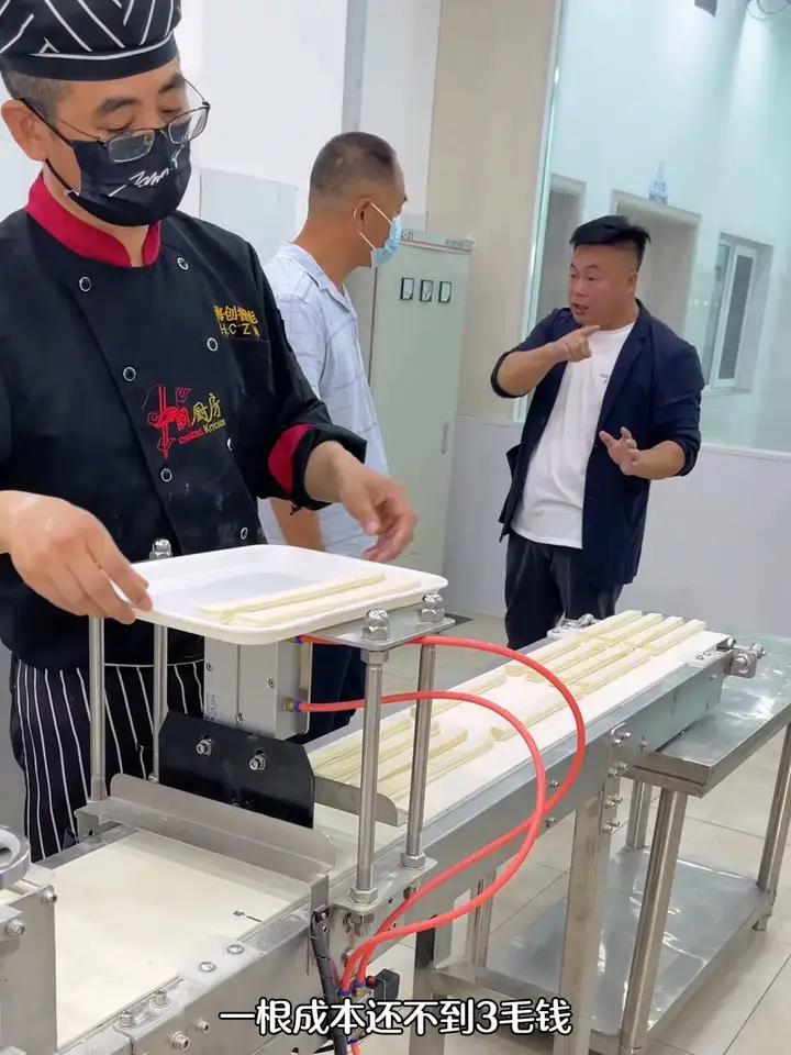 机器来加工油条,一根成本还不到3毛