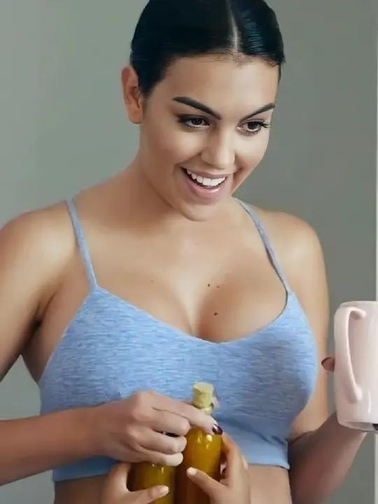 乔治娜带孩子们做蛋糕  c罗 乔治娜 C罗女儿 C罗儿子 懂事的孩子