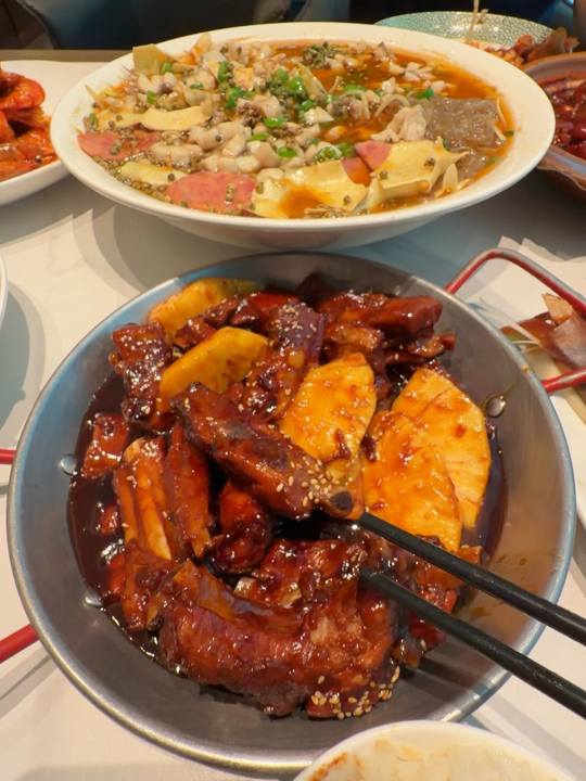 唐山朋友带路，凤梨排骨烤鸭卷饼鸭黄豆角椒麻黄喉鱼都好吃