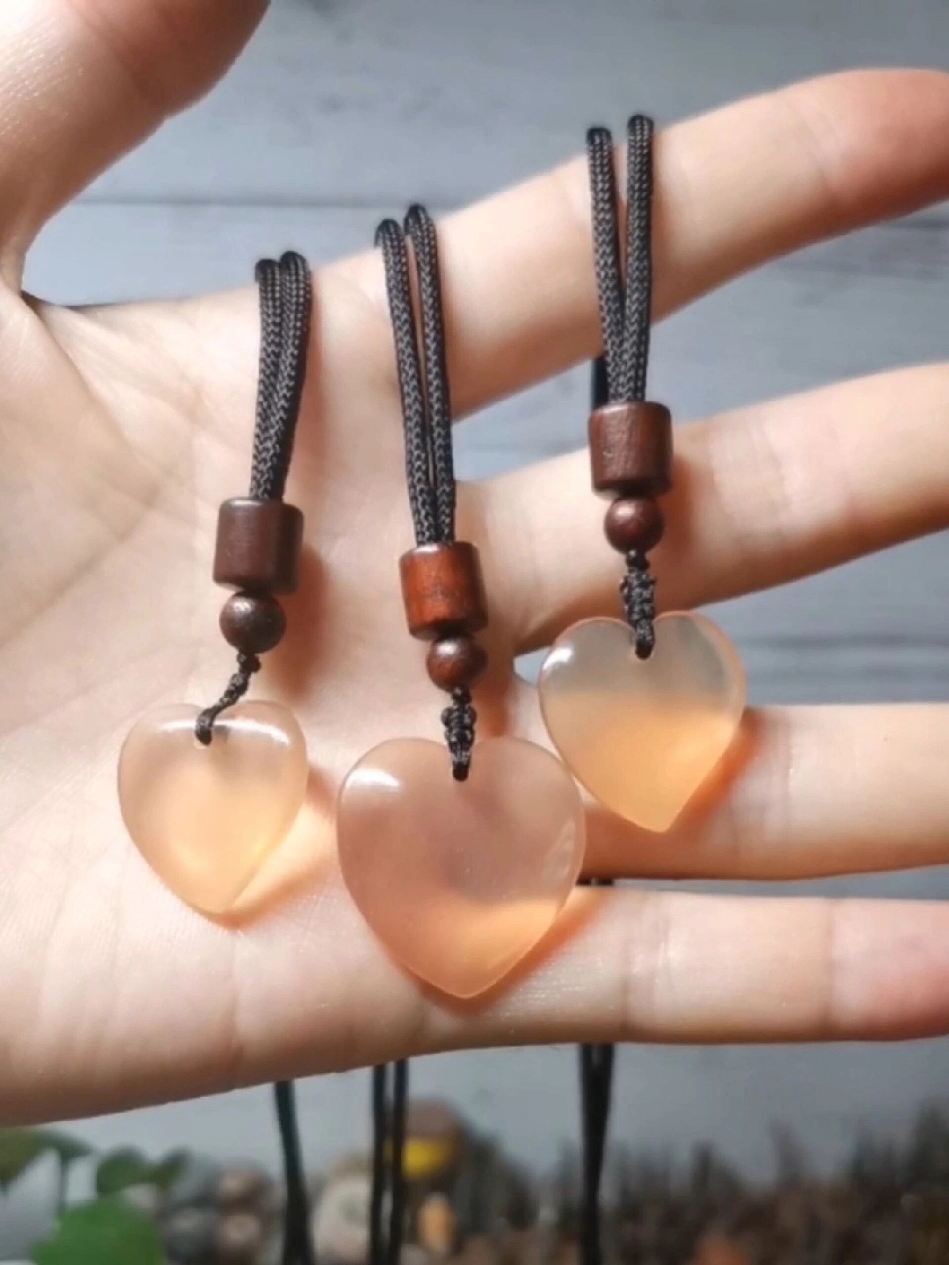 把青鱼石打磨制作成吊坠过程