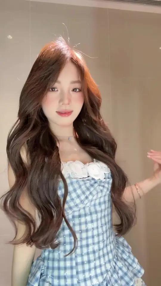 门呐门呐门呐~今天的氛围感是头发给的……手势舞发型决定气质氛围感大波浪最权威慵懒卷发霞