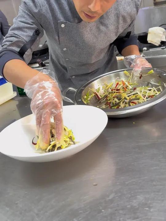黑鱼皮泡发:把多余的鱼鳞去掉,清洗后控水,一把食用碱面子,搓搓放置10小时左右,继续清洗干