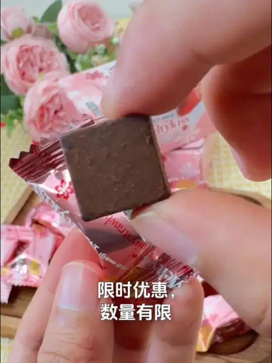 明治雪吻巧克力:33g、62g、71g 规格多样,草莓夹心甜蜜,搭配情人礼盒,伴手礼优选。