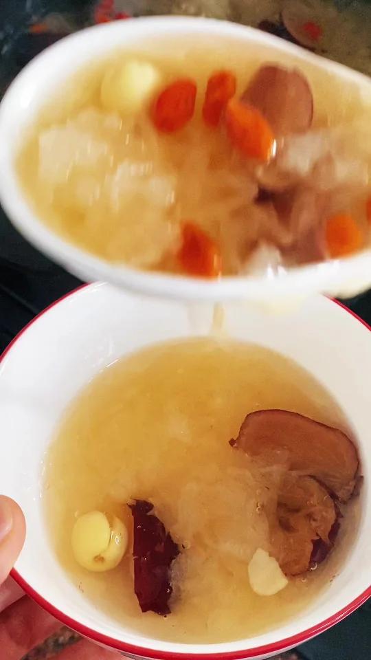 入秋润肺祛燥养颜甜品银耳莲子百合羹