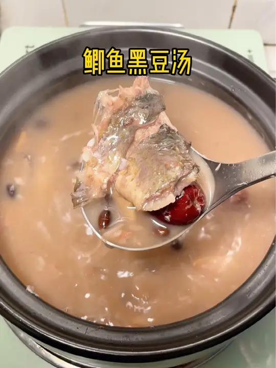 广东人一年四季都喜欢煲汤,今天这道 鲫鱼黑豆汤 一定适合你,一口下去又鲜又甜,真的超好喝的