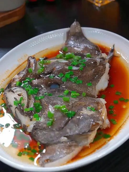 这个鸦片鱼头,冷链配送,特别新鲜,肉质鲜嫩,非常的鲜美!价格划算!喜欢吃鸦片鱼头的朋友千万